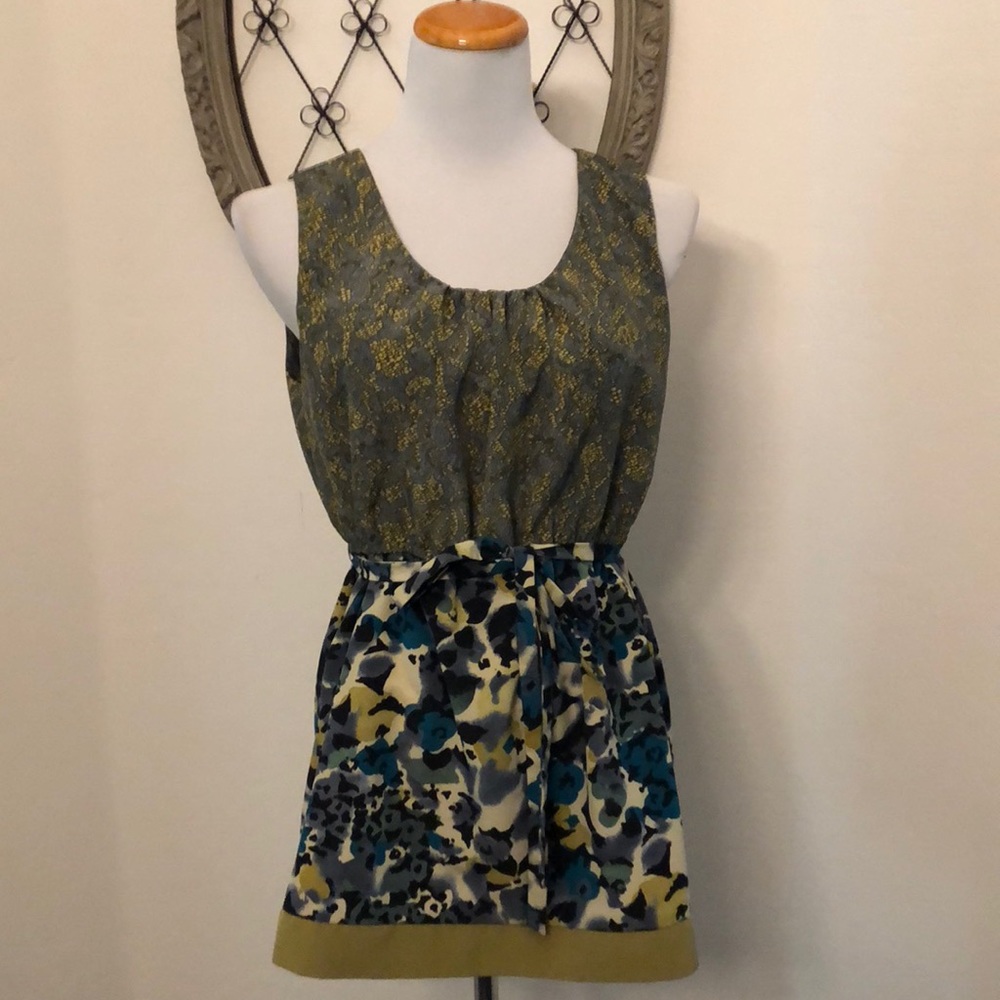Simply Vera Wang sleeveless blouse size 10